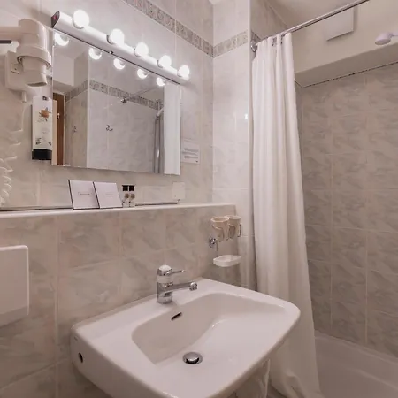 La Rotonde Inn 3*